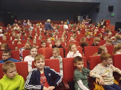 Uczniowie podczas spektaklu