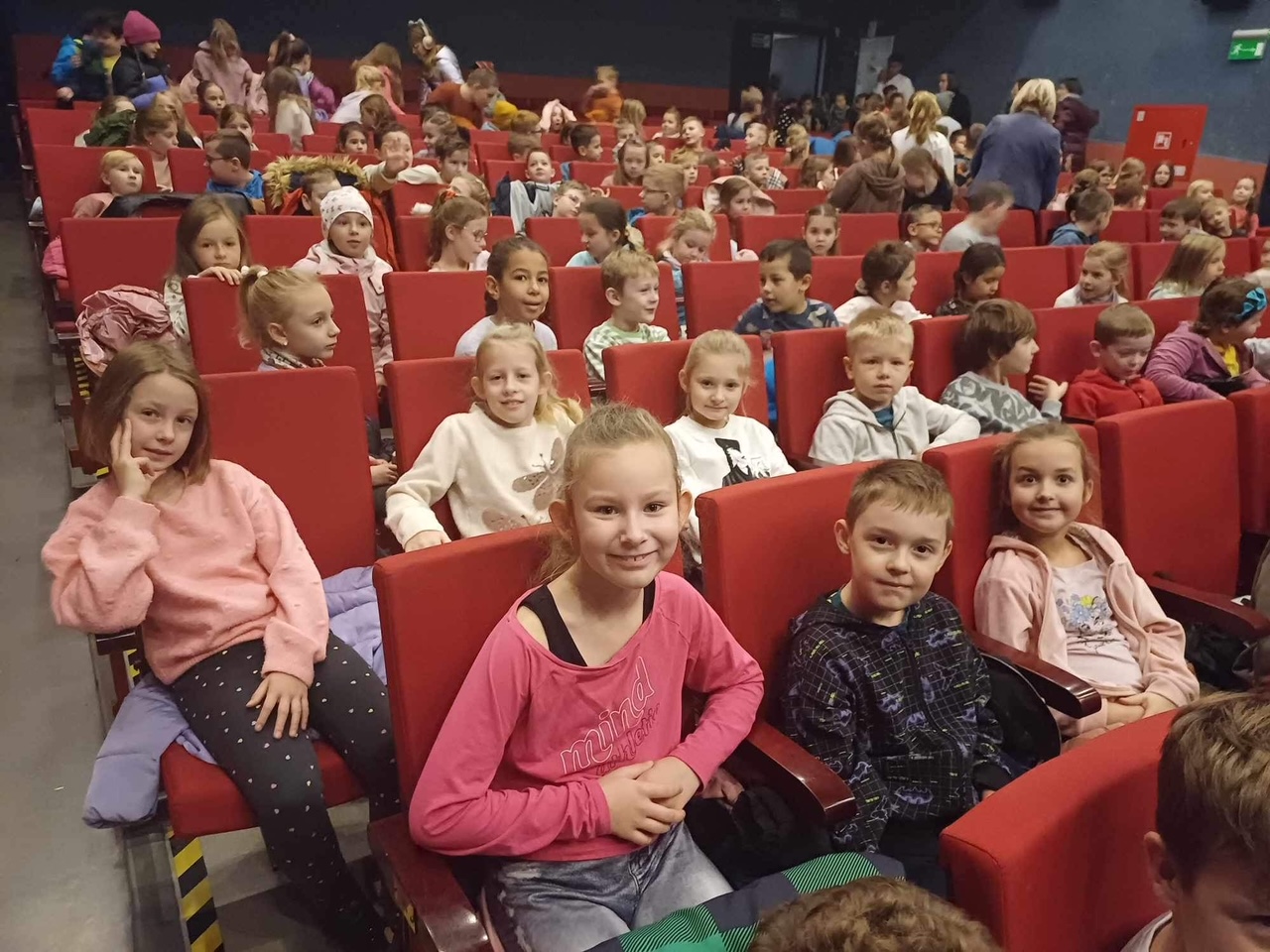 Uczniowie podczas spektaklu