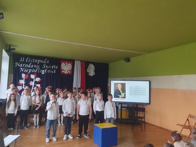 uczniowie podczas apelu