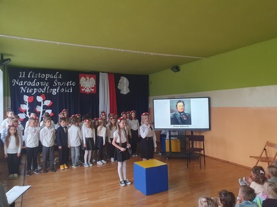 uczniowie podczas apelu