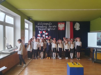 uczniowie podczas apelu