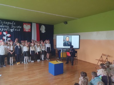 uczniowie podczas apelu