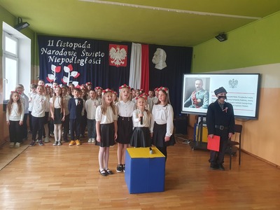 uczniowie podczas apelu