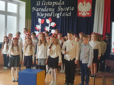 uczniowie podczas apelu