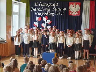uczniowie podczas apelu