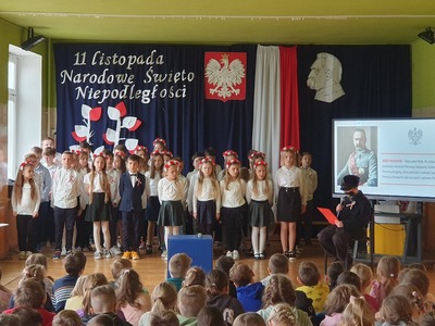 uczniowie podczas apelu