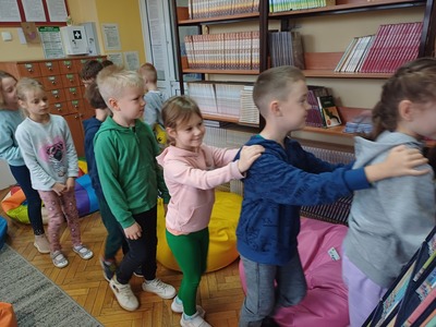 uczniowie podczas zajęć