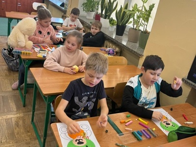 uczniowie podczas zajęć