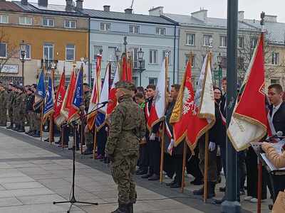 uczniowie podczas uroczystości