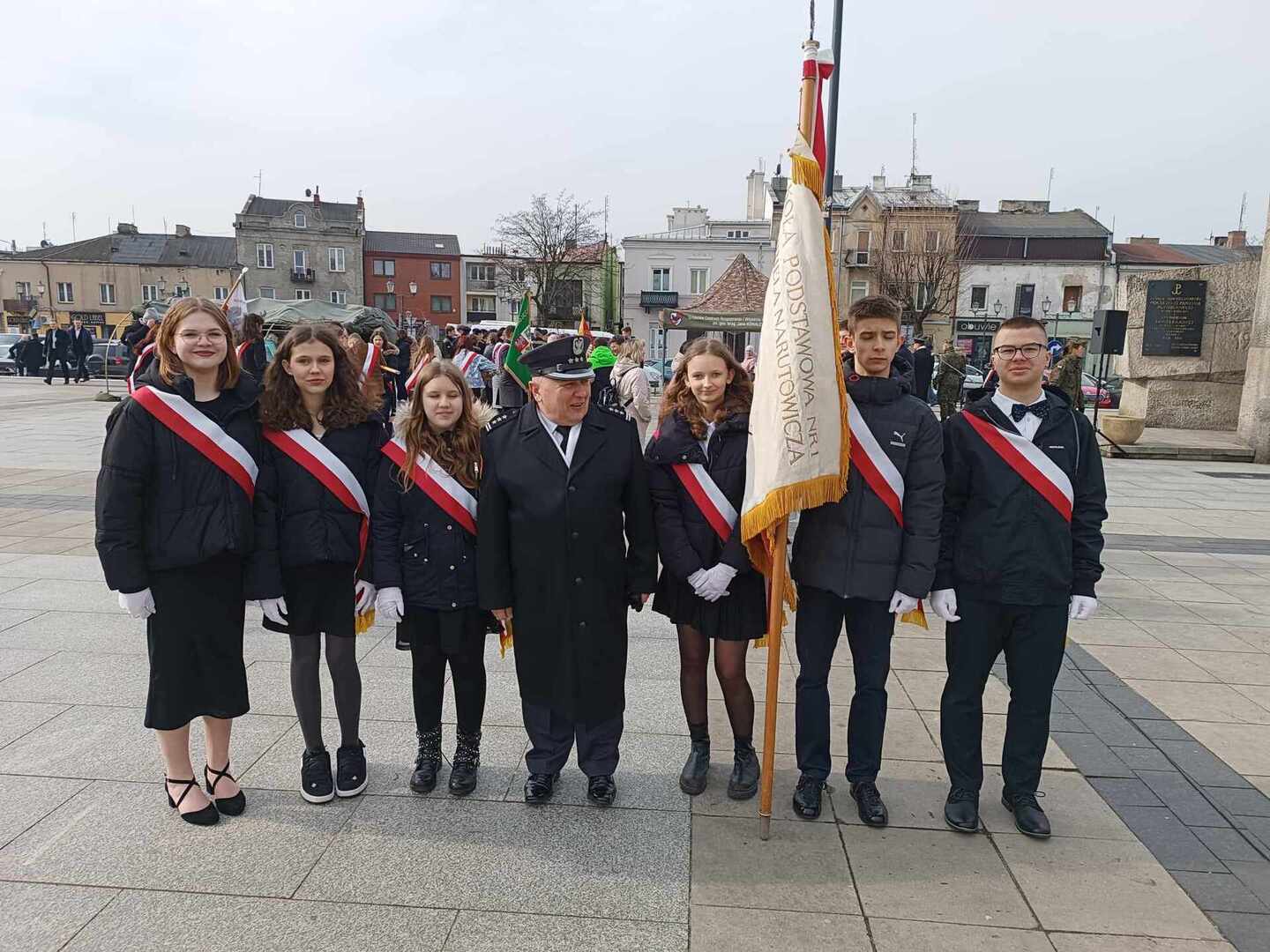 uczniowie podczas uroczystości