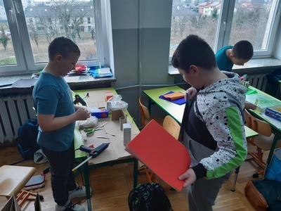 uczniowie podczas zajęć
