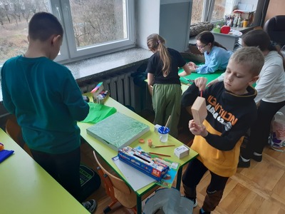 uczniowie podczas zajęć