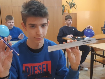 uczniowie podczas zajęć