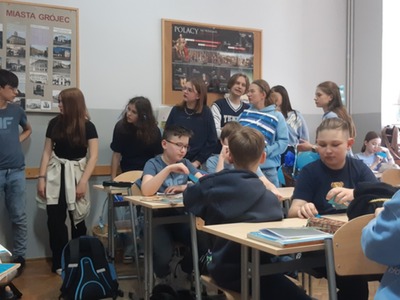 uczniowie podczas zajęć
