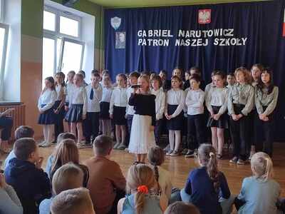 uczniowie podczas apelu