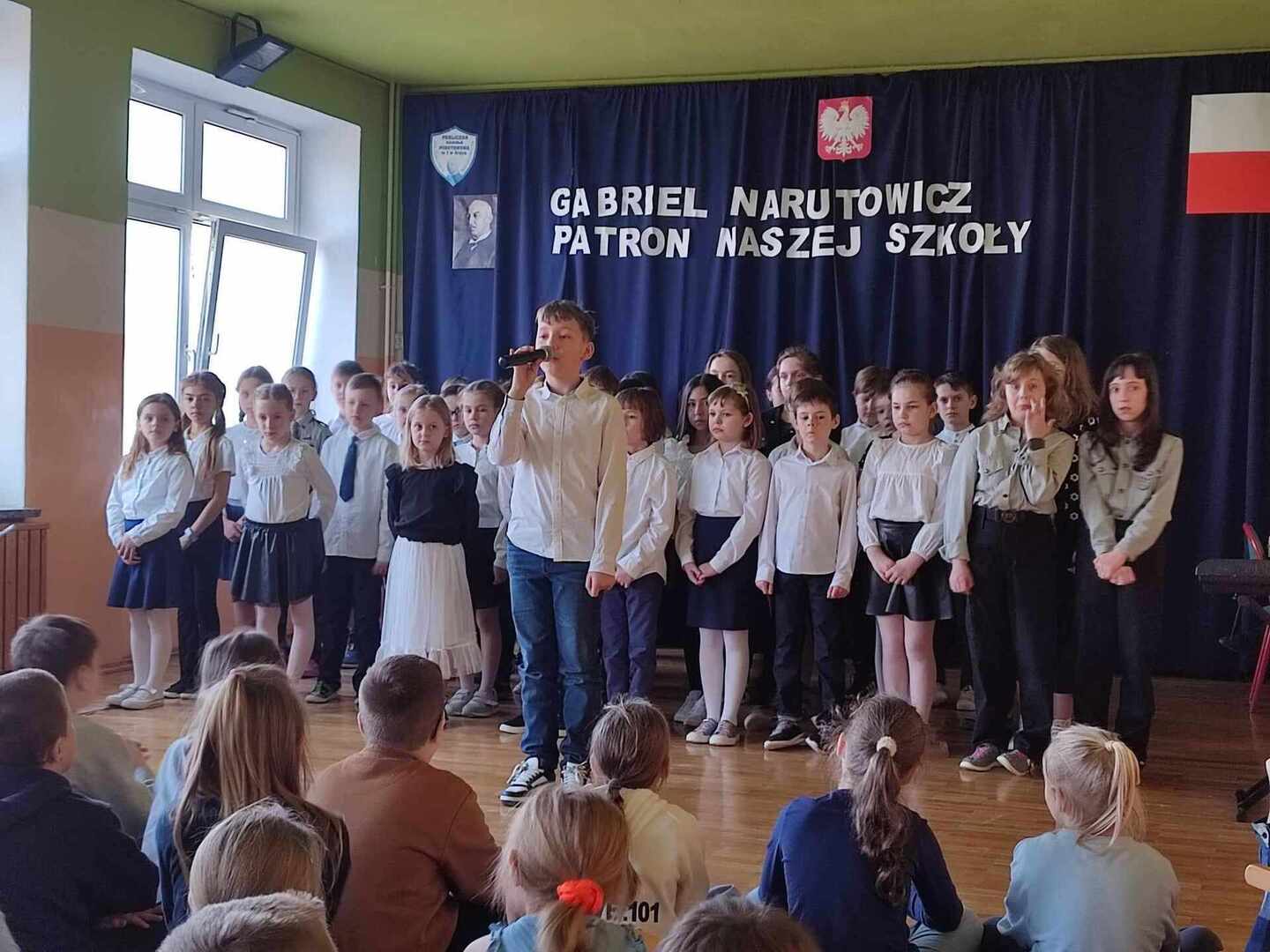 uczniowie podczas apelu