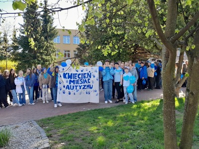 uczniowie podczas marszu