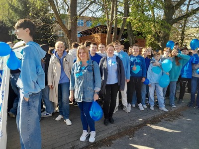 uczniowie podczas marszu
