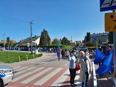 uczniowie podczas marszu