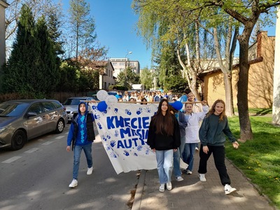 uczniowie podczas marszu