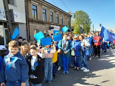uczniowie podczas marszu