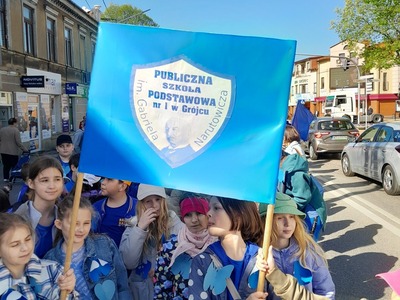 uczniowie podczas marszu