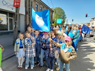 uczniowie podczas marszu