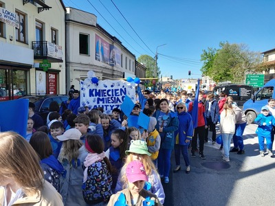 uczniowie podczas marszu