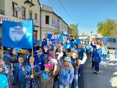 uczniowie podczas marszu