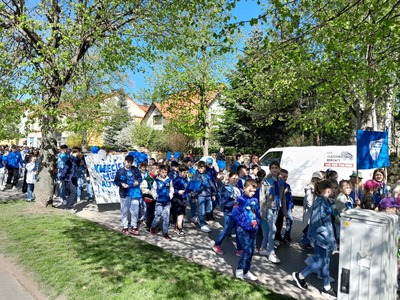 uczniowie podczas marszu
