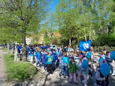 uczniowie podczas marszu