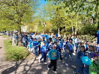 uczniowie podczas marszu