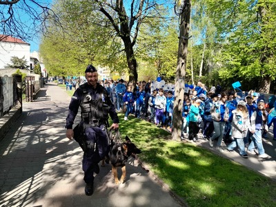 uczniowie podczas marszu
