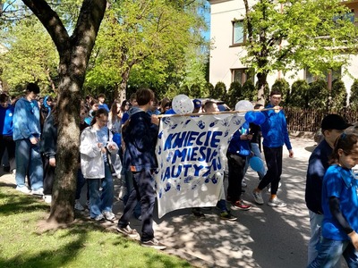 uczniowie podczas marszu