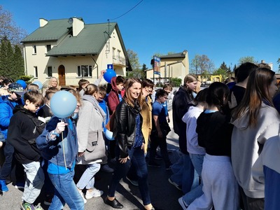 uczniowie podczas marszu