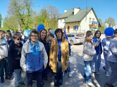 uczniowie podczas marszu