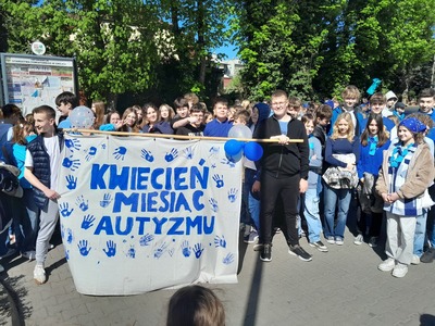uczniowie podczas marszu