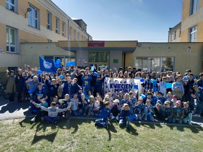 uczniowie podczas marszu