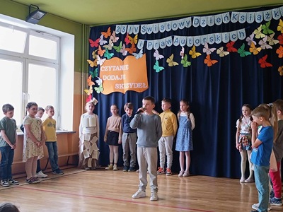 uczniowie podczas występu