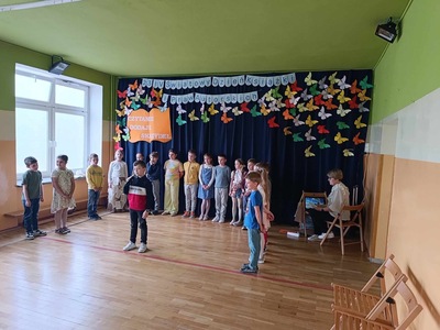 uczniowie podczas występu