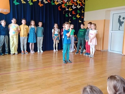 uczniowie podczas występu