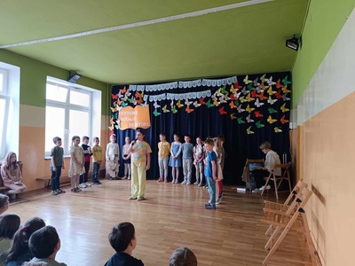 uczniowie podczas występu