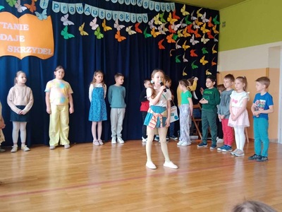 uczniowie podczas występu