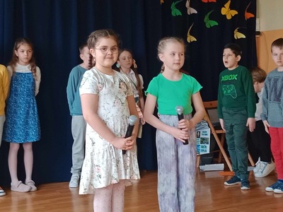 uczniowie podczas występu