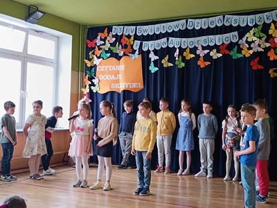 uczniowie podczas występu