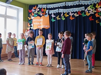 uczniowie podczas występu