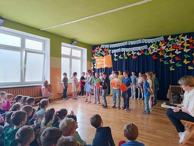 uczniowie podczas występu