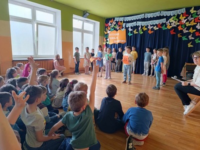 uczniowie podczas występu