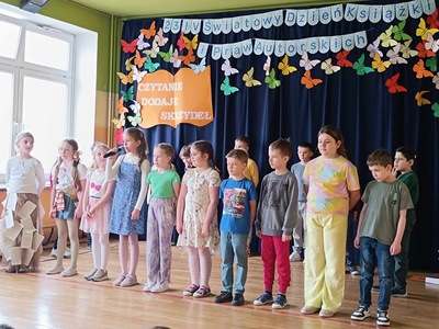 uczniowie podczas występu