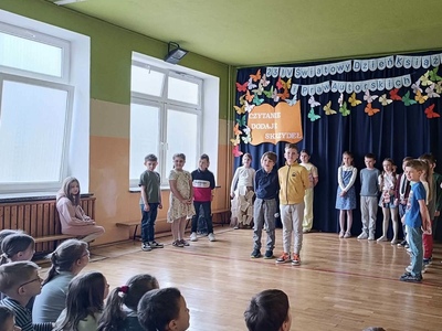 uczniowie podczas występu